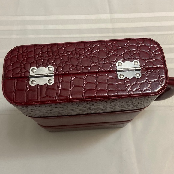 Hardshell Cosmetics Travel Case In Burgundy Croc Print With Center Mirror- Nice! - Picture 8 of 13